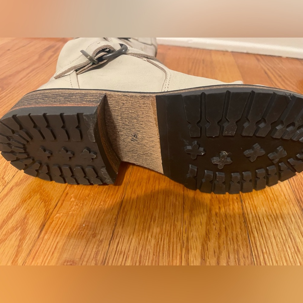 SIZE 9.5 - Picture 4 of 6